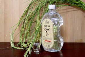 Can rượu gạo cuốc lủi 2L Đồ Uống Truyền Thống Việt Nam Can rượu gạo cuốc lủi 2L chính hãng nắp niêm phong kèm ly rót