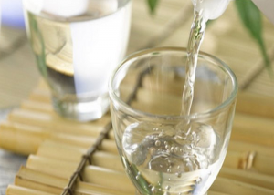 Rượu gạo truyền thống Quảng Ninh Cuốc Lủi vào ly thủy tinh thưởng thức cùng hải sản