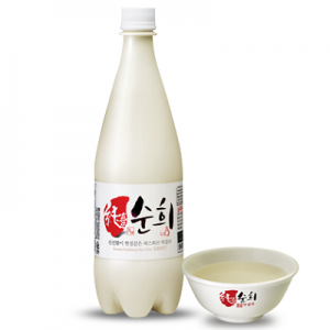 Chai rượu gạo Makgeolli Hàn Quốc truyền thống và bát uống rượu chuyên dụng